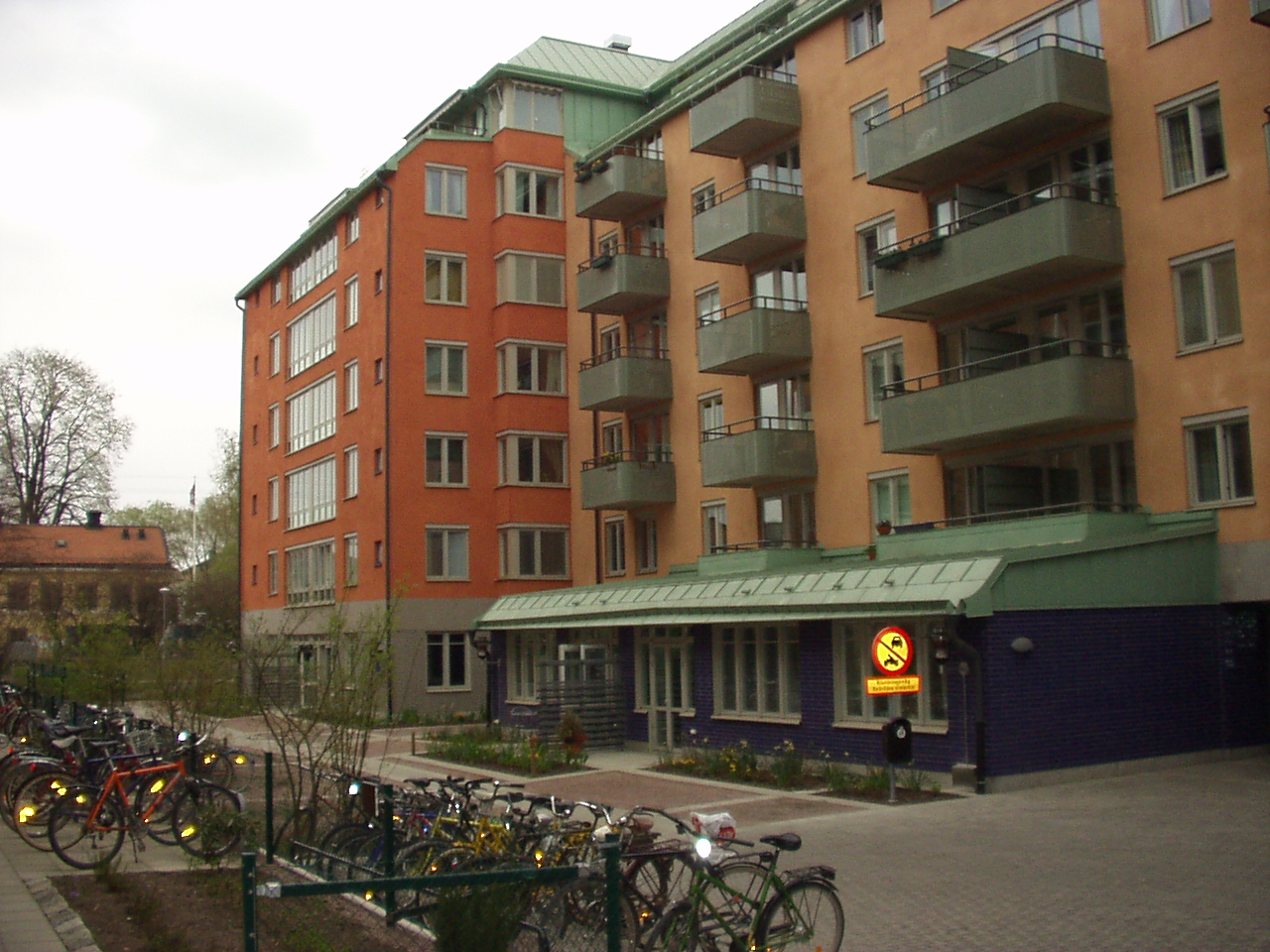 S� h�r ser fastigheten ut inne p� g�rden idag (2002-04-27) - klicka f�r mera bilder