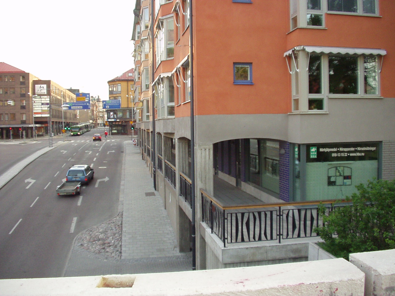S� h�r ser fastigheten fr�n g�ngbron vid j�rnv�gen (2002-05-12) - klicka f�r mera bilder