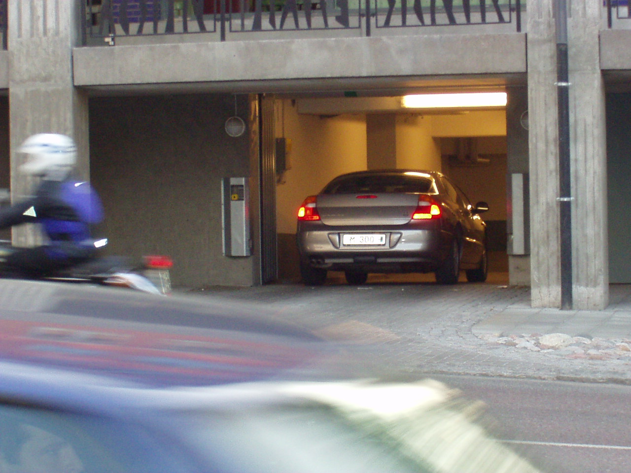 Garageinfarten fr�n Vaksalagatan (2002-05-12) - klicka f�r mera bilder