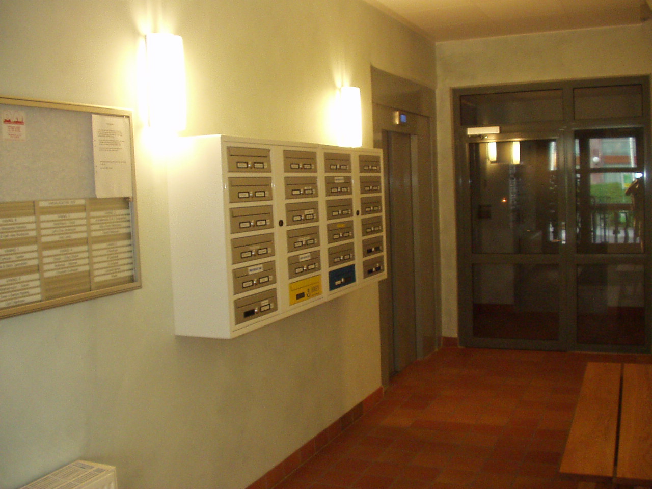 Entr�n vid Vaksalagatan 18B (2002-05-12) - klicka f�r mera bilder